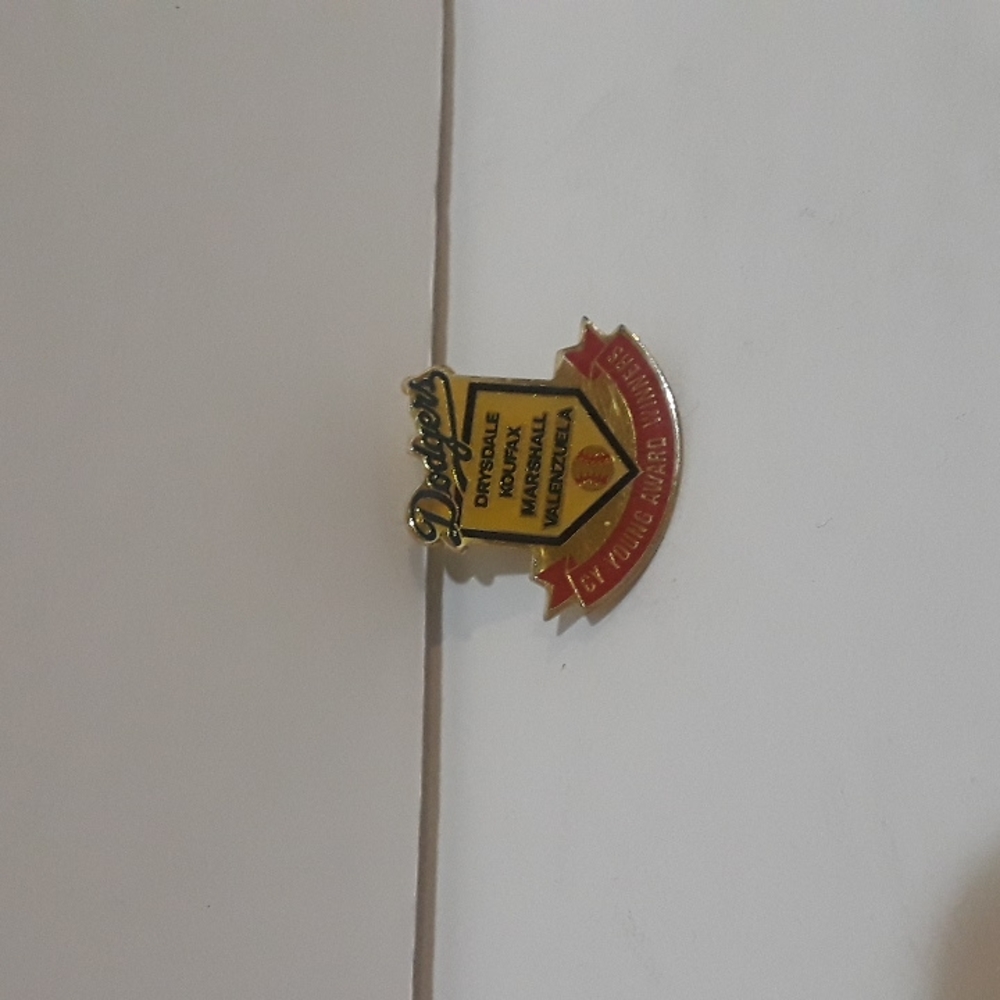 1998 LOS ANGELES DODGERS GOLD BASEBALL CY YOUNG AWARD WINNERS PIN VALENZUELA